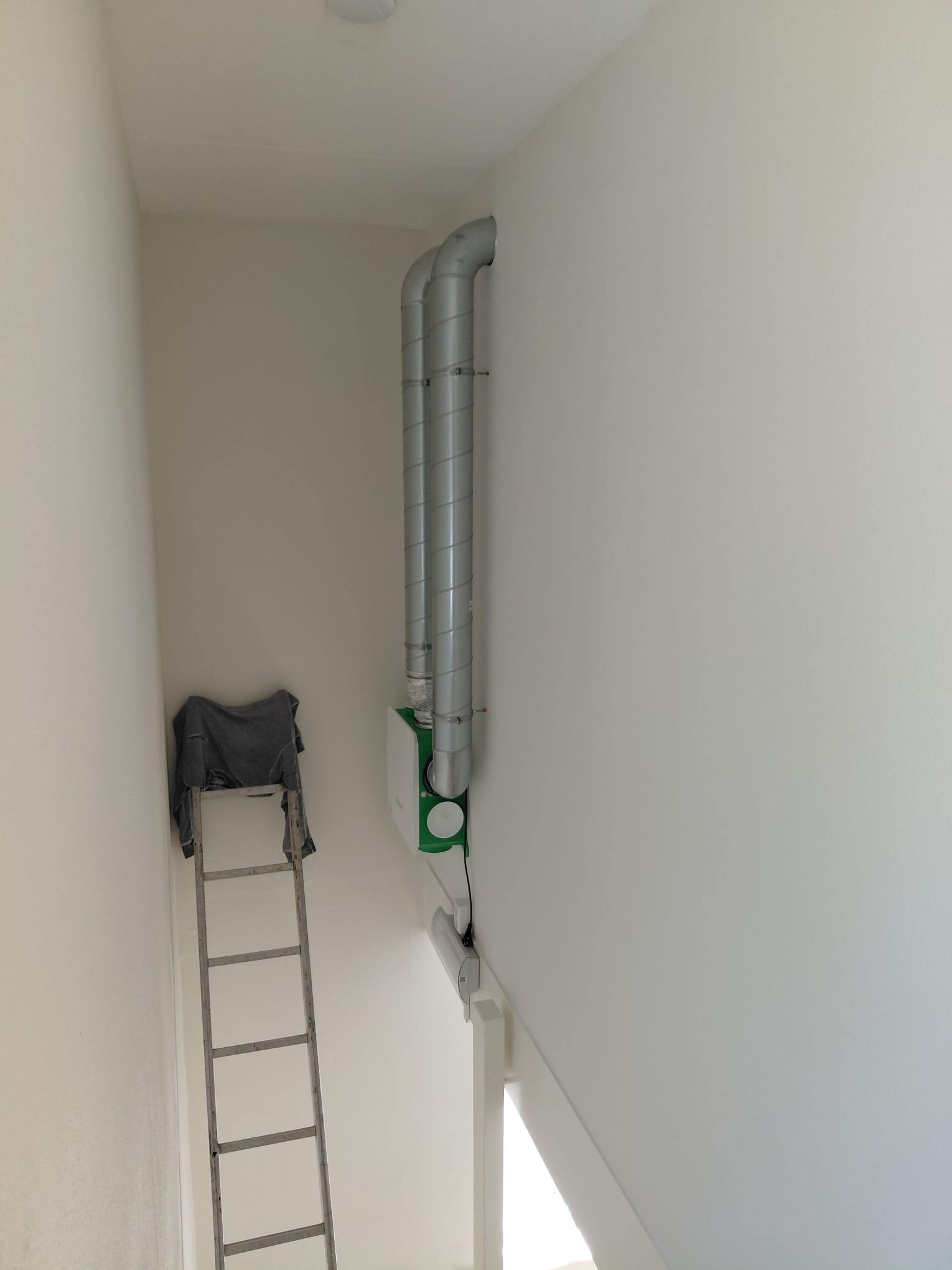 Duco ventilatiekanaal langs muur